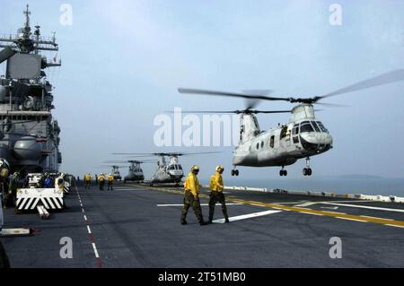 0711260913B-077 SIHANOUKVILLE, Kingdom of Cambodia (Nov. 26, 2007)  A Landing Signal Enlisted (LSE) directs a CH-46E helicopter assigned to Marine Medium Helicopter Squadron (HMM) 265 as it lifts off the flight deck of the amphibious assault ship USS Essex (LHD 2). Essex and the embarked 31st Marine Expeditionary Unit (MEU) arrived in Sihanoukville for a port visit to give Sailors and Marines the opportunity to participate in friendship-building community relations events, medical and dental projects and professional exchanges. Essex is the lead ship of the only forward-deployed U.S. Expeditio Stock Photo