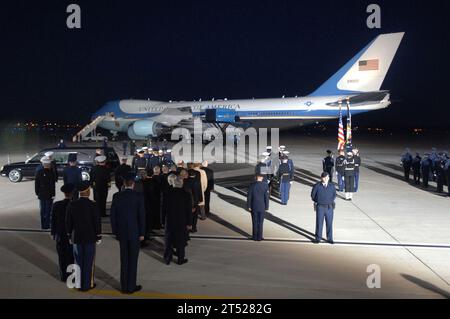 0612300194C-006 Andrews Air Force Base, Md. (Dec. 30, 2006) Р The casket of Gerald R. Ford, 38th president of the United States, arrives at Andrews Air Force Base, Md., Dec. 30, 2006, as part of a national farewell funeral procession honoring the former commander in chief. DoD personnel are helping to honor Ford, the 38th president of the United States, who passed away on Dec. 26th. Ford's remains were flown to Washington, D.C., for a state funeral in the Capitol Rotunda and a funeral service at the Washington National Cathedral, followed by burial services at the Gerald R. Ford Presidential M Stock Photo