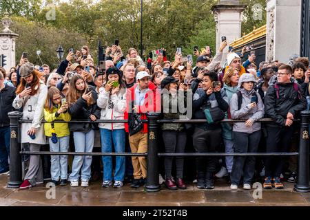 Crowds of Tourists Watch The Changing of The Guard Ceremony Outside Buckingham Palace,  London, UK Stock Photo