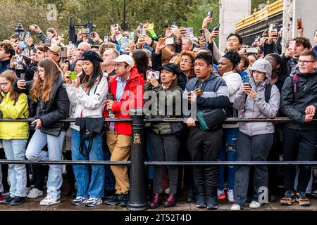 Crowds of Tourists Watch The Changing of The Guard Ceremony Outside Buckingham Palace,  London, UK Stock Photo