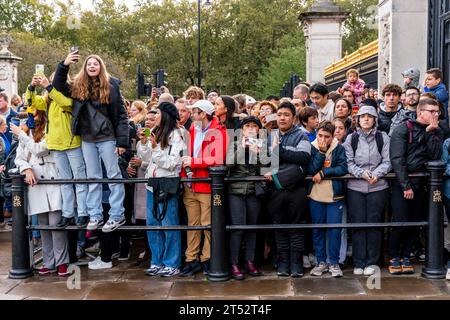 Crowds of Tourists Watch The Changing of The Guard Ceremony Outside Buckingham Palace,  London, UK Stock Photo