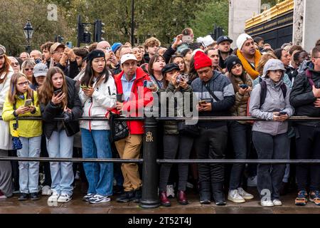 Crowds of Tourists Watch The Changing of The Guard Ceremony Outside Buckingham Palace,  London, UK Stock Photo