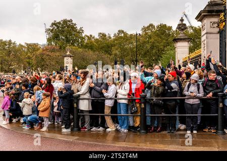 Crowds of Tourists Watch The Changing of The Guard Ceremony Outside Buckingham Palace,  London, UK Stock Photo