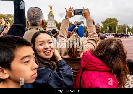 Crowds of Tourists Watch The Changing of The Guard Ceremony Outside Buckingham Palace,  London, UK Stock Photo