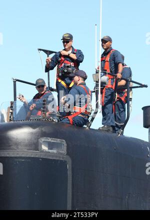 0910145888C-002 NAVAL BASE POINT LOMA, Calif. (Oct. 14, 2009) The crew of the Los Angeles-class fast attack submarine USS Jefferson City (SSN 759) prepares to get underway for a scheduled deployment to the western Pacific Ocean. Stock Photo