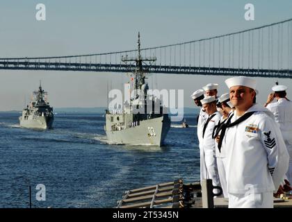 0907194236E-057 NEW YORK (July 19, 2009) Sailors aboard the guided-missile destroyer USS Mahan (DDG 72) man-the-rails while escorting the Royal Australian Navy Adelaide class guided-missile frigate HMAS Sydney (FFG 03) and Anzac class frigate HMAS Ballarat (FFG 155) while pulling into New York for a port visit. Mahan is in New York in conjunction with the Royal Australian Navy Operation Northern Trident 2009. Stock Photo