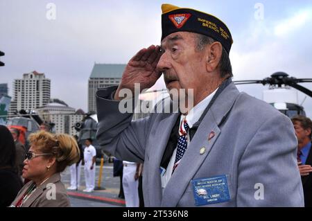 1006053038W-077 SAN DIEGO (June 5, 2010) Bill Landry, president of the Imperial Beach Fleet Reserve Association, salutes while the national anthem plays during a Battle of Midway commemoration ceremony aboard the USS Midway (CV 41) Museum. The Battle of Midway was the turning point of the War in the Pacific. Stock Photo