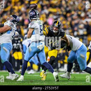 Hookstown, Pennsylvania, USA. 2nd Nov, 2023. Pittsburgh Steelers linebacker TJ WATT (90) rushes Tennessee Titans quarterback WILL LEVIS (8) during the NFL football game between the Pittsburgh Steelers and the Tennessee Titans at Acrisure Stadium in Pittsburgh, Pennsylvania. (Credit Image: © Brent Gudenschwager/ZUMA Press Wire) EDITORIAL USAGE ONLY! Not for Commercial USAGE! Stock Photo