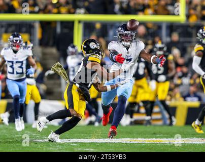 Hookstown, Pennsylvania, USA. 2nd Nov, 2023. Pittsburgh Steelers wide receiver CALVIN AUSTIN (19) attempts to haul in a deep pass against Tennessee Titans linebacker AZEEZ AL-SHAAIR (2) during the NFL football game between the Pittsburgh Steelers and the Tennessee Titans at Acrisure Stadium in Pittsburgh, Pennsylvania. (Credit Image: © Brent Gudenschwager/ZUMA Press Wire) EDITORIAL USAGE ONLY! Not for Commercial USAGE! Stock Photo