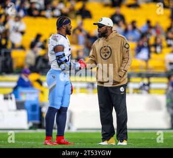 Hookstown, Pennsylvania, USA. 2nd Nov, 2023. Pittsburgh Steelers head coach MIKE TOMLIN greets Tennessee Titans linebacker AZEEZ AL-SHAAIR (2) on the field before the NFL football game between the Pittsburgh Steelers and the Tennessee Titans at Acrisure Stadium in Pittsburgh, Pennsylvania. (Credit Image: © Brent Gudenschwager/ZUMA Press Wire) EDITORIAL USAGE ONLY! Not for Commercial USAGE! Stock Photo