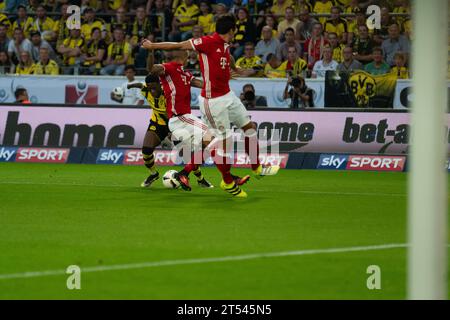 Ousame Dembele (7) Borussia Dortmund battle for the ball with Mats Hummels (5) und Arturo Vidal (23) FC Bayern Muenchen Supercup 2016 in Dortmund, Germany am 14.08.2016 Stock Photo