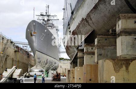 dry dock, guided-missile cruiser USS Port Royal (CG 73), guided-missile frigate USS Crommelin (FFG 37), Pearl Harbor Naval Shipyard Stock Photo