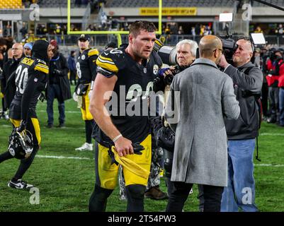 Hookstown, Pennsylvania, USA. 1st Nov, 2023. Pittsburgh Steelers linebacker TJ WATT (90) walking off the field after the NFL football game between the Pittsburgh Steelers and the Tennessee Titans at Acrisure Stadium in Pittsburgh, Pennsylvania. (Credit Image: © Brent Gudenschwager/ZUMA Press Wire) EDITORIAL USAGE ONLY! Not for Commercial USAGE! Stock Photo