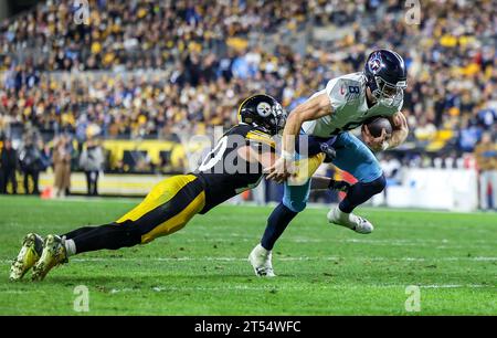 Hookstown, Pennsylvania, USA. 1st Nov, 2023. Pittsburgh Steelers linebacker TJ WATT (90) brings down Tennessee Titans quarterback WILL LEVIS (8) in the backfield during the NFL football game between the Pittsburgh Steelers and the Tennessee Titans at Acrisure Stadium in Pittsburgh, Pennsylvania. (Credit Image: © Brent Gudenschwager/ZUMA Press Wire) EDITORIAL USAGE ONLY! Not for Commercial USAGE! Stock Photo