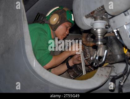 CVN 73, hsl-51, Sailor, USS George Washington Stock Photo - Alamy