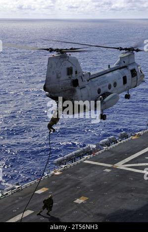1st Battalion, 5TH MARINES, 11th Marine Expeditionary Unit (MEU) Special Operations Capable, amphibious assault ship USS Tarawa (LHA 1), Battalion Landing Team, CH-46E Sea Knight helicopter, fast rope, flight deck, Marines, Pacific Ocean, Recon Platoon Stock Photo