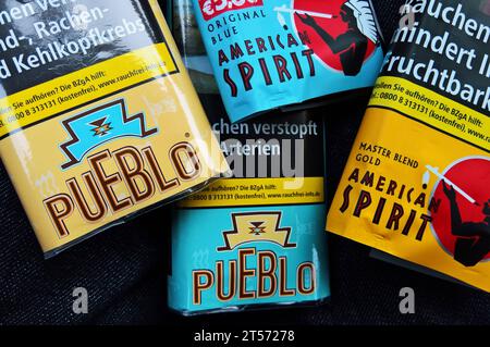 American Spirit und Pueblo Tabak, Drehtabak in der 30g Packung *** American  Spirit and Pueblo tobacco, rolling tobacco in a 30g pack Credit:  Imago/Alamy Live News Stock Photo