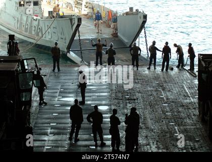 US Navy Landing craft utility (LCU) 1654, assigned to Assault Craft Unit (ACU) 4 is embarked aboard the amphibious dock landing ship USS Carter Hall (LSD 50).jpg Stock Photo