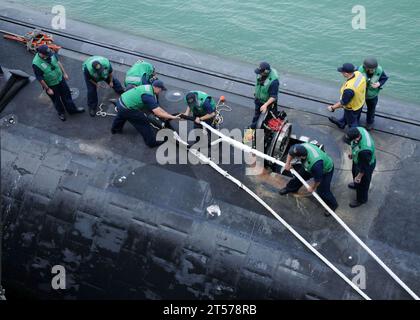 US Navy Sailors assigned to the Los Angeles-class fast attack submarine USS Hampton (SSN 767) handle lines as the submarine deta.jpg Stock Photo