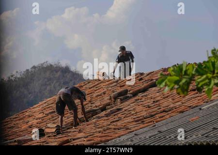 November 2, 2023, Coyuca de Bénitez, Guerrero, Mexico: People from the community of Aguas Blancas repairing roofs destroyed by Hurricane Otis, a category 5 hurricane. (Credit Image: © Luis E Salgado/ZUMA Press Wire) EDITORIAL USAGE ONLY! Not for Commercial USAGE! Stock Photo