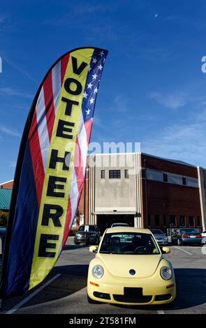 Owensboro, Kentucky, USA. 3 November, 2023. A "VOTE HERE" banner flaps in the breeze outside Owensboro Sportscenter. Kentucky's "no-excuse" early voting period for 2023 runs 2-4 November with its governor's race between incumbent Democrat Andy Beshear and Republican challenger Daniel Cameron being one of the most-watched gubernatorial races in the country. (Apex MediaWire Photo by Billy Suratt) Stock Photo