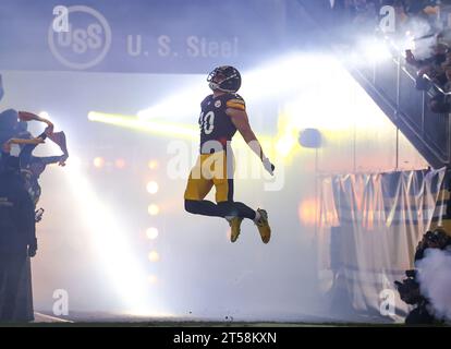 Hookstown, Pennsylvania, USA. 1st Nov, 2023. Pittsburgh Steelers linebacker TJ WATT (90) during introductions before the NFL football game between the Pittsburgh Steelers and the Tennessee Titans at Acrisure Stadium. Steelers won 20:16. (Credit Image: © Brent Gudenschwager/ZUMA Press Wire) EDITORIAL USAGE ONLY! Not for Commercial USAGE! Stock Photo