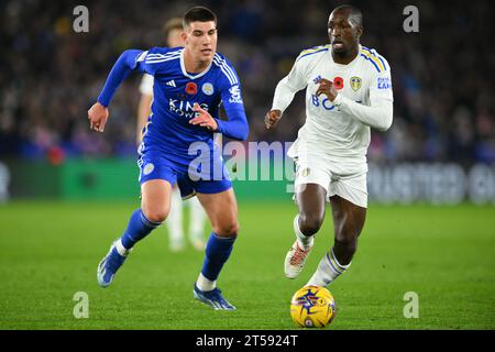 Cesare Casadei of Leicester City and Glen Kamara of Leeds United in action during the Sky Bet Championship match between Leicester City and Leeds United at the King Power Stadium, Leicester on Friday 3rd November 2023. (Photo: Jon Hobley | MI News) Credit: MI News & Sport /Alamy Live News Stock Photo