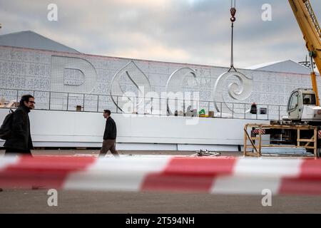 Moscow, Russia. 3rd of November, 2023. Workers are preparing the pavilion for the opening Russia Expo exhibition, designed to demonstrate Russia's main achievements in culture and technology at the All-Russia Exhibition Centre (VDNKh) in Moscow city, Russia. The exhibition will start on November 4 and will untill April 12, 2024. Credit: Nikolay Vinokurov/Alamy Live News Stock Photo