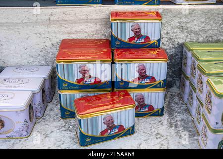 Tea tins with King Charles III image for sale at International Grand Market on Senate Square in Helsinki, Finland Stock Photo