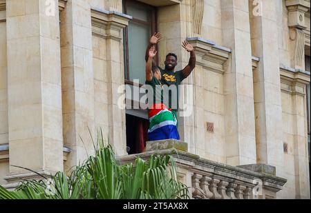 CAPE TOWN, SOUTH AFRICA - NOVEMBER 03: Cheslin Kolbe and Siya Kolisi on the balcony of the City Hall waving to the crowds below during the Springbok Trophy tour in Cape Town on November 03, 2023 in Cape Town, South Africa. The Springboks beat the New Zealand All Blacks 12-11 to win the Rugby World Cup in Paris, France on Saturday 28 October 2023. (Photo by Roger Sedres) Stock Photo