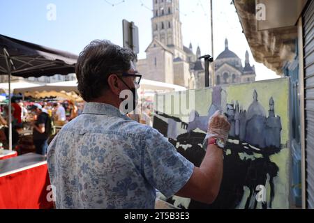 In the town of Périgueux in Périgord. Painter painting the Saint-Front cathedral in Périgueux. Périgueux, Dordogne, Périgord, France, Europe. Stock Photo
