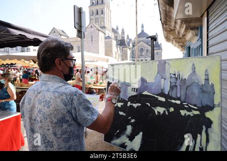 In the town of Périgueux in Périgord. Painter painting the Saint-Front cathedral in Périgueux. Périgueux, Dordogne, Périgord, France, Europe. Stock Photo