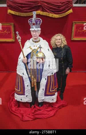 His Majesty the King, lifesize in all his sugar-coated glory at Cake International NEC Birmingham created by Emma Jayne Cake Designs. Stock Photo