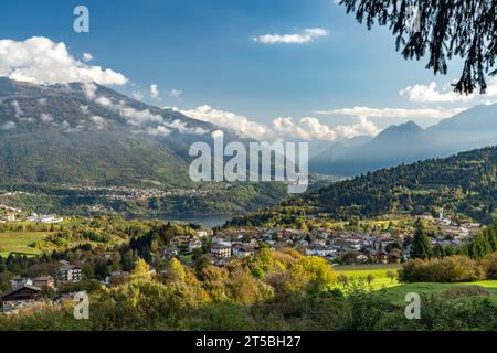 Vattaro, der Caldonazzosee und die Landschaft des Valsugana, Trentino, Italien, Europa |  Vattaro, lake Lago di Caldonazzo and the landscape of the Va Stock Photo