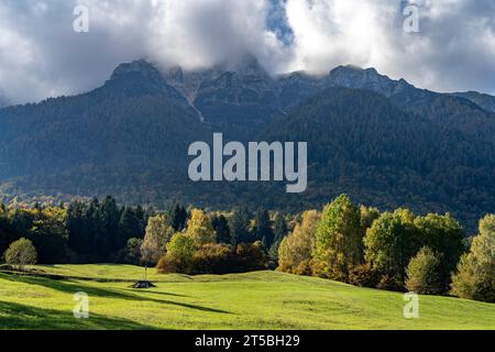 Die Landschaft des Valsugana Tal bei Vattaro, Trentino, Italien, Europa | The landscape of the Valsugana valley near Vattaro, Trentino, Italy, Europe Stock Photo