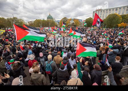 Tausende Menschen in Berlin für Palaestina auf der Straße, Tausende Menschen sind am Samstag in Berlin am Alexanderplatz zusammen gekommen um für die Belange der Palästinenser aufmerksam zu machen. Die Teilnehmer der Demonstration forderten ein Ende der israelischen Besatzung und Gewalt gegen Palästinenser:innen. Sie kritisierten auch das Verbot des Netzwerks Samidoun, das sich für die Rechte der Palästinenser:innen einsetzt. Die Berliner Polizei war mit einem Großaufgebot im Einsatz und begleitete die Demonstration. Berlin Berlin Deutschland *** Thousands of people took to the streets in Berl Stock Photo