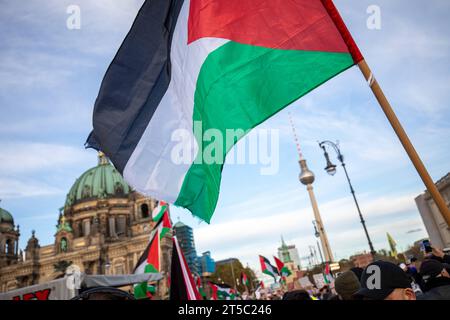 Tausende Menschen in Berlin für Palaestina auf der Straße, Tausende Menschen sind am Samstag in Berlin am Alexanderplatz zusammen gekommen um für die Belange der Palästinenser aufmerksam zu machen. Die Teilnehmer der Demonstration forderten ein Ende der israelischen Besatzung und Gewalt gegen Palästinenser:innen. Sie kritisierten auch das Verbot des Netzwerks Samidoun, das sich für die Rechte der Palästinenser:innen einsetzt. Vereinzelt wurden werden der Demonstration Pyrotechnik und Rauchfackeln gezündet. Berlin Berlin Deutschland *** Thousands of people took to the streets in Berlin for Pale Stock Photo