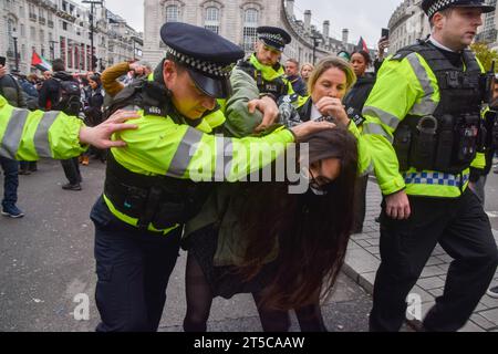 London, UK. 4th November 2023. Police officers arrest a pro-Palestine protester in Piccadilly Circus. A group of protesters marched in central London and joined tens of thousands of people for a rally in Trafalgar Square calling for a ceasefire and in solidarity with Palestine as the Israel-Hamas war intensifies. Credit: Vuk Valcic/Alamy Live News Stock Photo