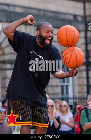 man juggling two basket balls at Edinburgh Fringe festival Stock Photo