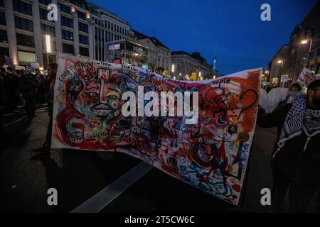 Tausende Menschen in Berlin für Palaestina auf der Straße, Tausende Menschen sind am Samstag in Berlin am Alexanderplatz zusammen gekommen um für die Belange der Palästinenser aufmerksam zu machen. Die Teilnehmer der Demonstration forderten ein Ende der israelischen Besatzung und Gewalt gegen Palästinenser:innen. Sie kritisierten auch das Verbot des Netzwerks Samidoun, das sich für die Rechte der Palästinenser:innen einsetzt. Der Demonstrationszug bewegte sich Unter den Linden in Richtung Potsdamer Platz, dem geplanten Ende der Demonstration. Berlin Berlin Deutschland *** Thousands of people t Stock Photo