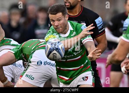 Barnet, United Kingdom. 04th Nov, 2023. Premiership Rugby. Saracens Men V Leicester Tigers. Stone X stadium. Barnet. Tom Whiteley (Leicester) passes during the Saracens Men V Leicester Tigers Gallagher Premiership rugby match. Credit: Sport In Pictures/Alamy Live News Stock Photo