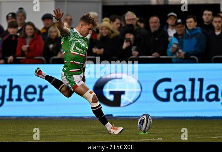 Barnet, United Kingdom. 04th Nov, 2023. Premiership Rugby. Saracens Men V Leicester Tigers. Stone X stadium. Barnet. Charlie Atkinson (Leicester) kicks during the Saracens Men V Leicester Tigers Gallagher Premiership rugby match. Credit: Sport In Pictures/Alamy Live News Stock Photo