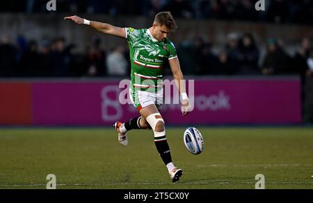 Barnet, United Kingdom. 04th Nov, 2023. Premiership Rugby. Saracens Men V Leicester Tigers. Stone X stadium. Barnet. Charlie Atkinson (Leicester) kicks during the Saracens Men V Leicester Tigers Gallagher Premiership rugby match. Credit: Sport In Pictures/Alamy Live News Stock Photo