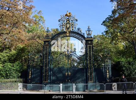 The 'back entrance', Grille du Coq, to Elysee Palace, the official residence of the President of the French Republic, on Rue Gabriel in Paris, France Stock Photo