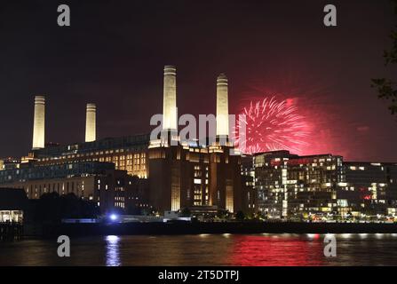 London, UK, 4th November 2023. The weather stayed dry if gusty, for south London's biggest firework display for Guy Fawkes, in Battersea Park, next to the iconic chimneys of the power station. Credit : Monica Wells/Alamy Live News Stock Photo