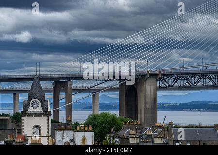 New Meets Old - Leading Lines From The Queensferry Crossing Cables Meet The Jubilee Clock At South Queensferry, Edinburgh Scotland, UK Stock Photo