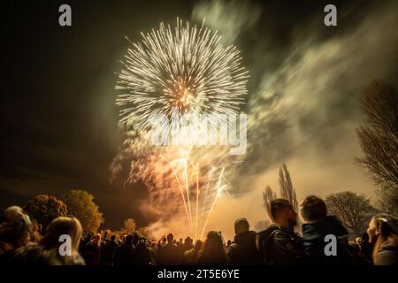 Wallingford, UK. Saturday 4th November 2023. Crowds watch the Wallingford 1155 Bonfire & Fireworks night at the Kinecroft, Wallingford's annual firework's display put on by 1155, a charity organisation founded in 2008 to continue the Round Table in and around the town. Credit: Lu Parrott/Ģ����ý Live News Stock Photo