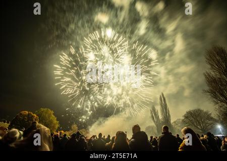 Wallingford, UK. Saturday 4th November 2023. Crowds watch the Wallingford 1155 Bonfire & Fireworks night at the Kinecroft, Wallingford's annual firework's display put on by 1155, a charity organisation founded in 2008 to continue the Round Table in and around the town. Credit: Lu Parrott/Ģ����ý Live News Stock Photo