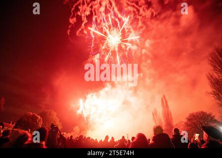Wallingford, UK. Saturday 4th November 2023. Crowds watch the Wallingford 1155 Bonfire & Fireworks night at the Kinecroft, Wallingford's annual firework's display put on by 1155, a charity organisation founded in 2008 to continue the Round Table in and around the town. Credit: Lu Parrott/Ģ����ý Live News Stock Photo
