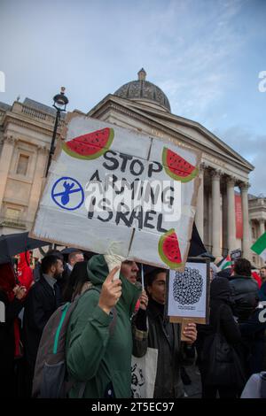 London, UK. 4th Nov, 2023. Protesters are holding up signs in Trafalgar Square where thousands have gathered calling for a ceasefire in Gaza. The protest follows the latest outbreak of violence between Hamas and Israel. Credit: Kiki Streitberger/Alamy Live News Stock Photo